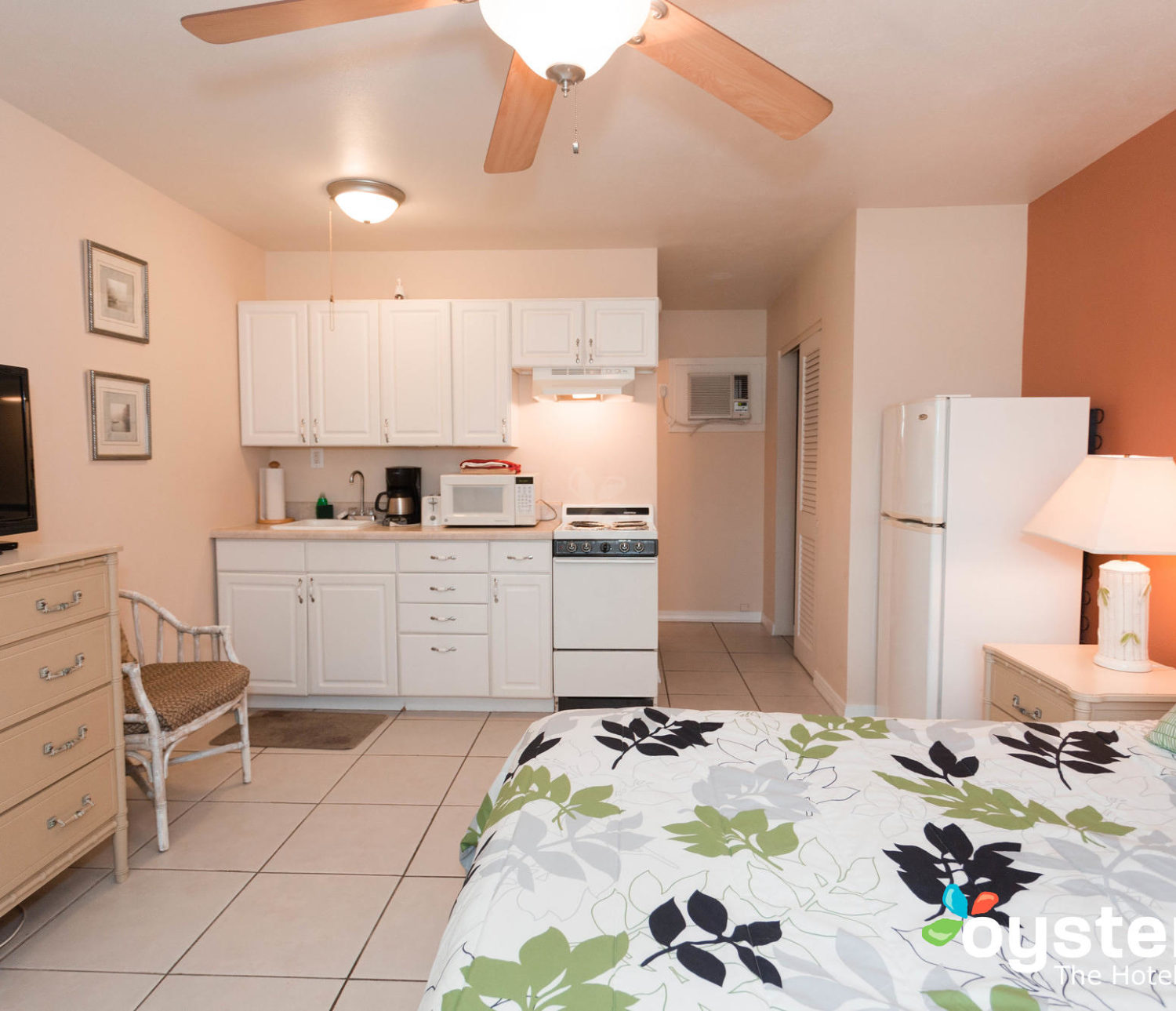 Hideaway Hotel - guest room with kitchen and furniture