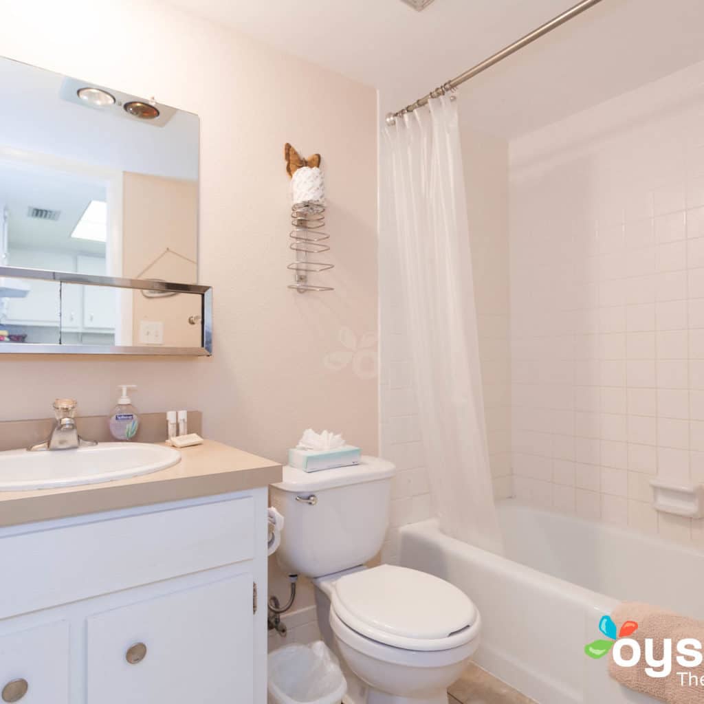 Hideaway Hotel - king suite bathroom, clean and bright with shower and tub